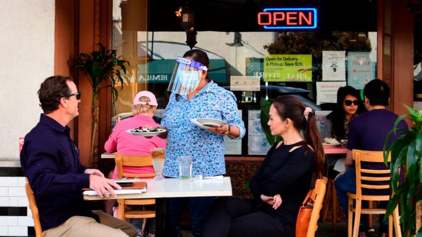 En un minuto: California aumenta restricciones mientras EEUU sobrepasa los 14 millones de casos de coronavirus